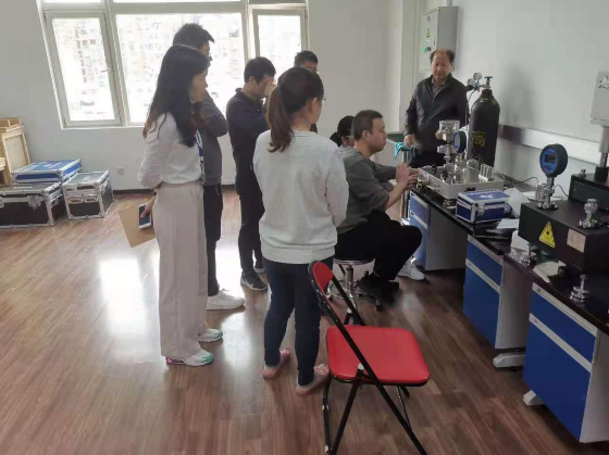 活塞式压力计检测现场 活塞式压力计检测现场
